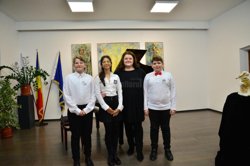 „Reverie și pasiune”, o poveste muzicală transmisă cu emoție de elevi care studiază pianul la Colegiul de Artă ,,Ciprian Porumbescu”