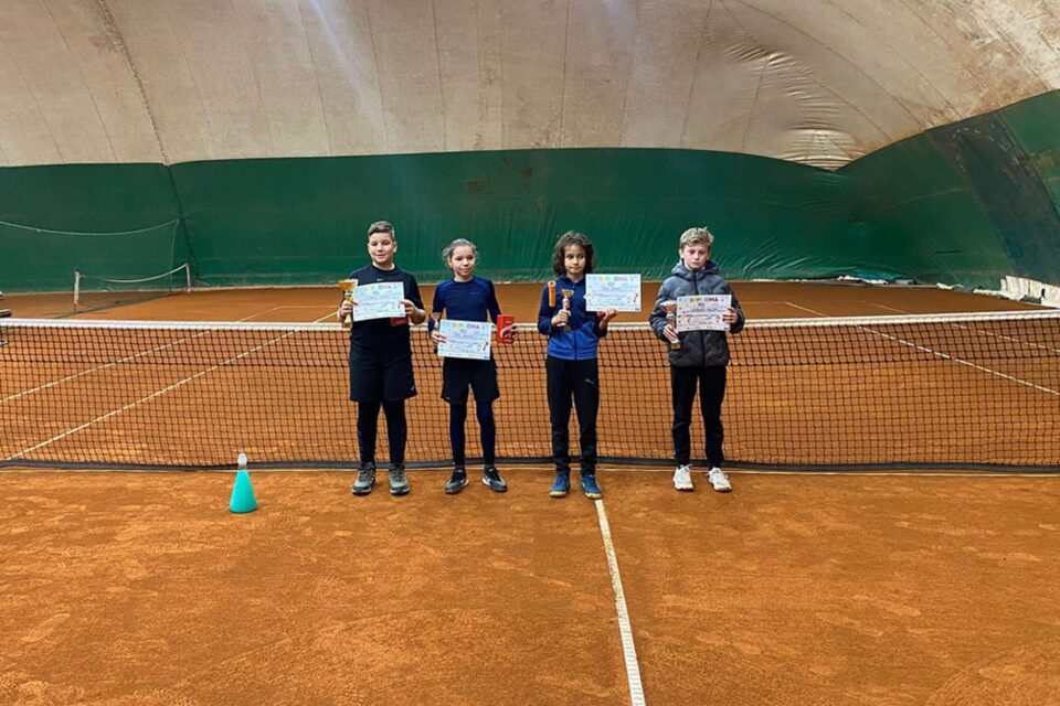 Micii tenismeni din Fălticeni, din nou pe podium la Turneul Campionilor sistem M.P.G. desfășurat la Cluj și București Micii tenismeni din Fălticeni, din nou pe podium la Turneul Campionilor sistem M.P.G. desfășurat la Cluj și București
