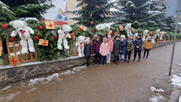 Decor de poveste cu urși de pluș uriași și ornamente spectaculoase, la Colegiul „Spiru Haret” Suceava