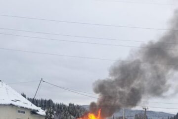 O casă de la munte a ars violent în plină zi