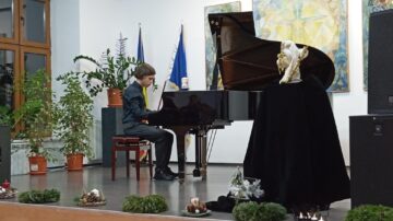 „Reverie și pasiune”, o poveste muzicală transmisă cu emoție de elevi care studiază pianul la Colegiul de Artă ,,Ciprian Porumbescu”