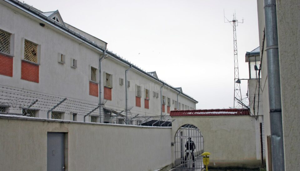 Polițiștii l-au identificat pe Emanuel Andrei Hariga pe raza comunei Pătrăuți și l-au transportat în Penitenciarul Botoșani Polițiștii l-au identificat pe Emanuel Andrei Hariga pe raza comunei Pătrăuți și l-au transportat în Penitenciarul Botoșani