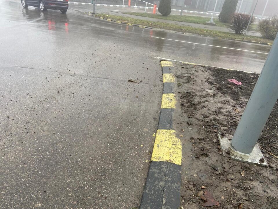 Conducerea Primăriei Suceava spune că a identificat trei cauze principale ale problemei, dar și măsurile care trebuie luate pentru reducerea noroiului de pe străzi
