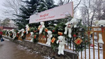 Decor de poveste cu urși de pluș uriași și ornamente spectaculoase, la Colegiul „Spiru Haret” Suceava