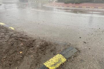 Conducerea Primăriei Suceava spune că a identificat trei cauze principale ale problemei, dar și măsurile care trebuie luate pentru reducerea noroiului de pe străzi