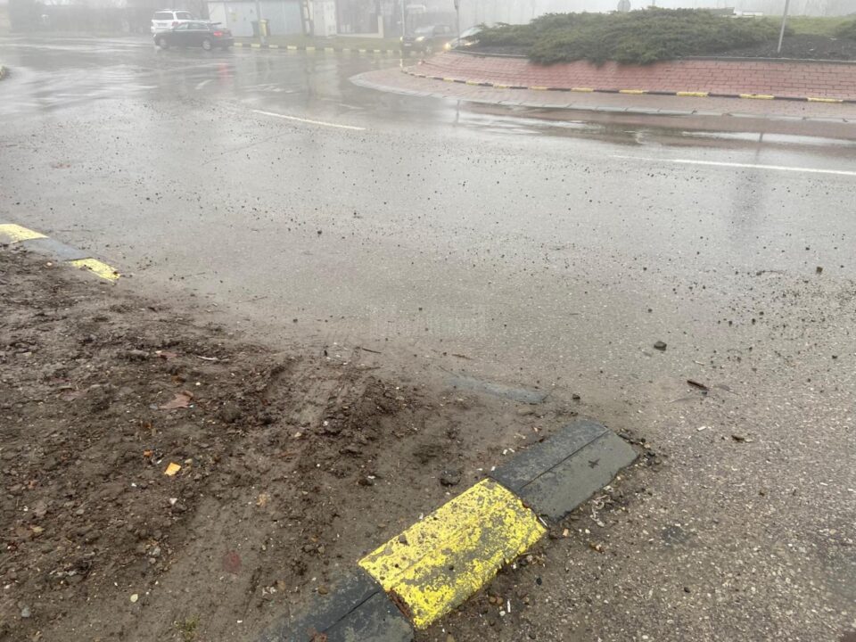 Conducerea Primăriei Suceava spune că a identificat trei cauze principale ale problemei, dar și măsurile care trebuie luate pentru reducerea noroiului de pe străzi