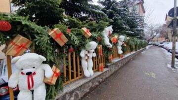 Decor de poveste cu urși de pluș uriași și ornamente spectaculoase, la Colegiul „Spiru Haret” Suceava