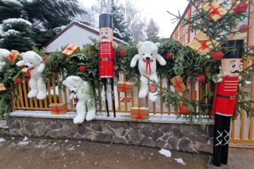 Decor de poveste cu urși de pluș uriași și ornamente spectaculoase, la Colegiul „Spiru Haret” Suceava