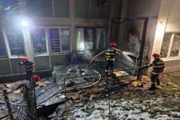Incendiul de la Colegiul „Petru Rareș” a izbucnit la o oră la care în liceu se aflau muncitorii unei firme din Satu Mare