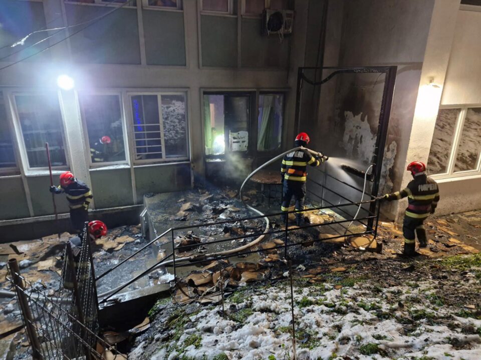 Incendiul de la Colegiul „Petru Rareș” a izbucnit la o oră la care în liceu se aflau muncitorii unei firme din Satu Mare Incendiul de la Colegiul „Petru Rareș” a izbucnit la o oră la care în liceu se aflau muncitorii unei firme din Satu Mare