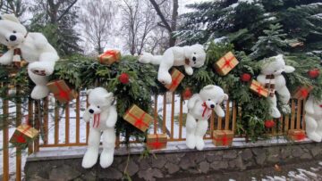 Decor de poveste cu urși de pluș uriași și ornamente spectaculoase, la Colegiul „Spiru Haret” Suceava