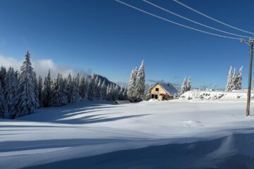 Zăpada are aproape un metru înălțime în zona de munte a județului Suceava