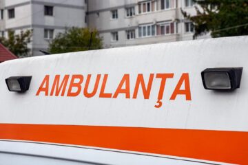 Doi pietoni au fost răniți de mașini care i-au acroșat în trafic