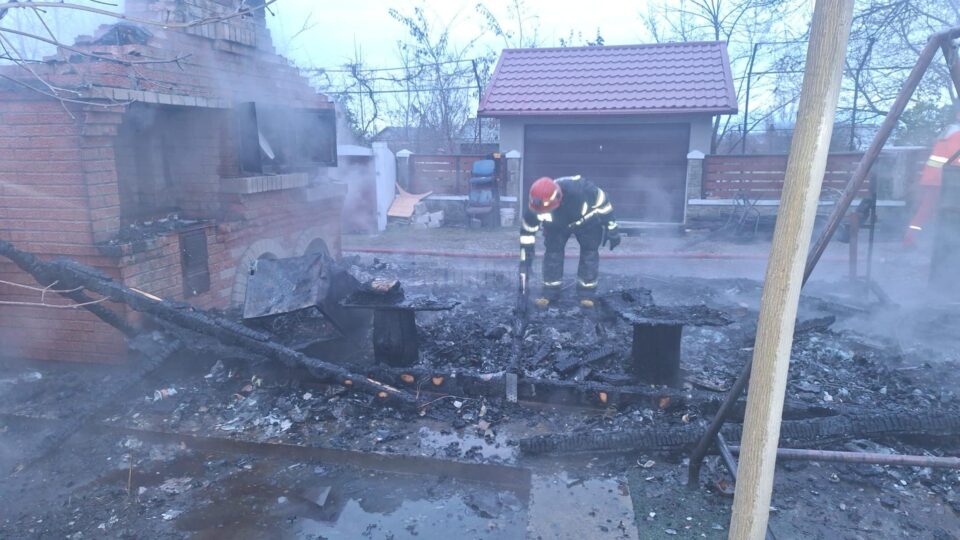 Incendiu puternic la o gospodărie, pornit de la un scurtcircuit