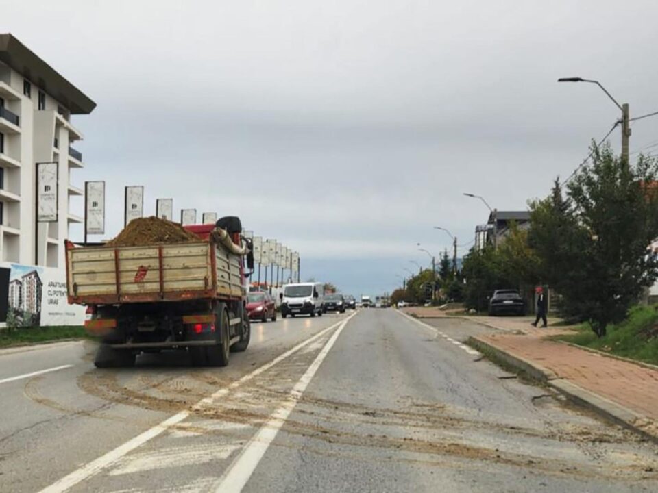 Conducerea Primăriei Suceava spune că a identificat trei cauze principale ale problemei, dar și măsurile care trebuie luate pentru reducerea noroiului de pe străzi