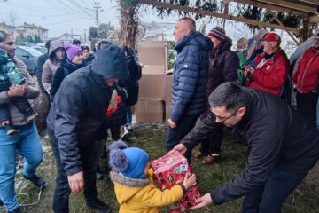 Pachete înainte de Crăciun pentru 150 de copii din comuna Moara