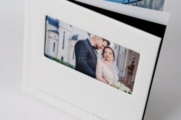 Ce doriți să păstrați mai aproape de dumneavoastră prin albumele foto tip carte de la Foto Rapid?