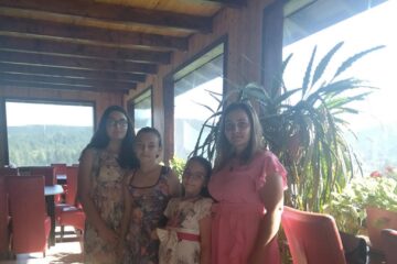 Mama și cei trei copii