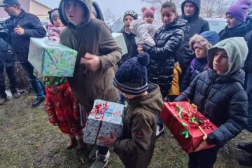 Pachete înainte de Crăciun pentru 150 de copii din comuna Moara
