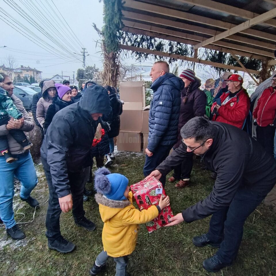 Pachete înainte de Crăciun pentru 150 de copii din comuna Moara