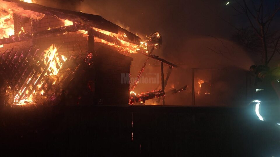 Incendiu puternic la o gospodărie, pornit de la un scurtcircuit