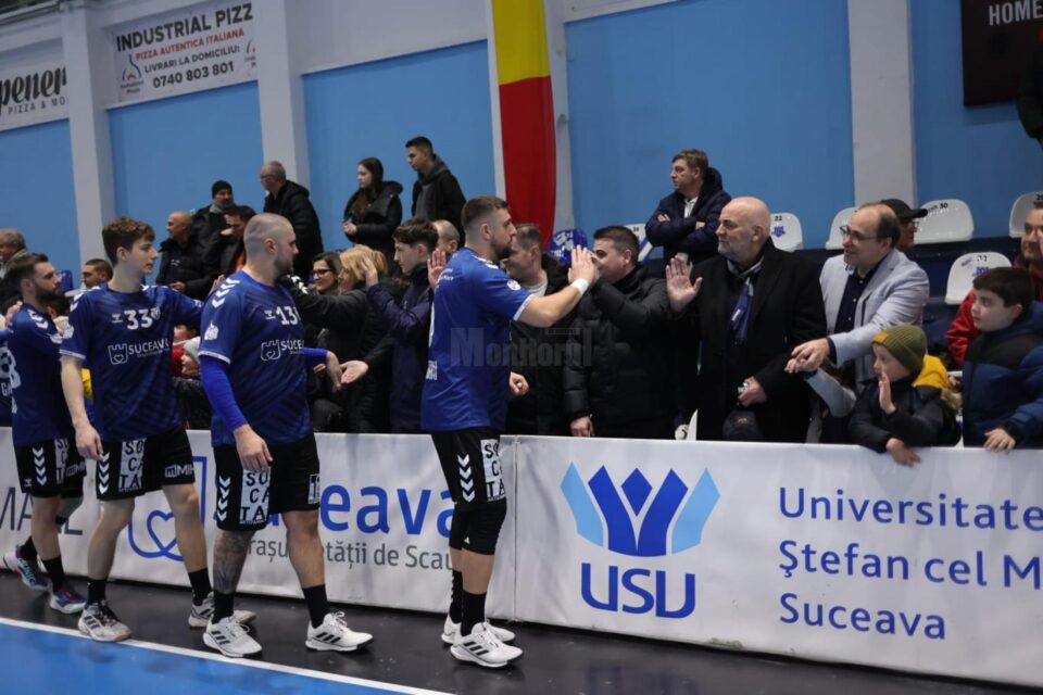 Alături de echipa de handbal CSU Suceava. Foto Marius Gabor
