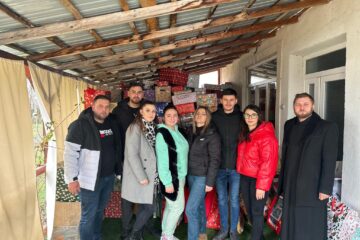 Trei sucevence au fost spiridușii lui Moș Crăciun pentru 450 de copii sărmani