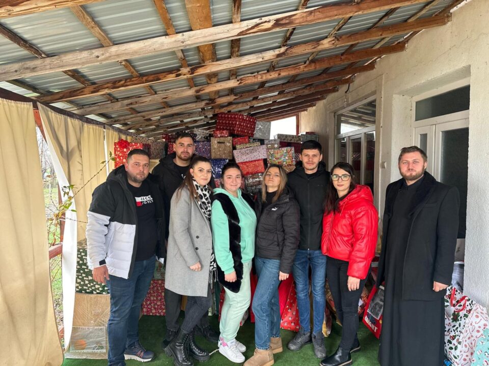 Trei sucevence au fost spiridușii lui Moș Crăciun pentru 450 de copii sărmani