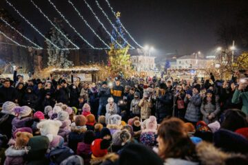 Peste 1.000 de cadouri împărțite de Moș Crăciun la „Bradul comunității”, la Rădăuți