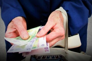 Vânzătoare înșelată cu 300 de lei de un bărbat care îi ceruse să îi schimbe niște bani