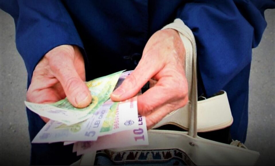 Vânzătoare înșelată cu 300 de lei de un bărbat care îi ceruse să îi schimbe niște bani Vânzătoare înșelată cu 300 de lei de un bărbat care îi ceruse să îi schimbe niște bani