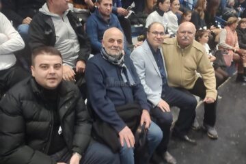 Alături de echipa de handbal CSU Suceava. Foto Adrian Pop
