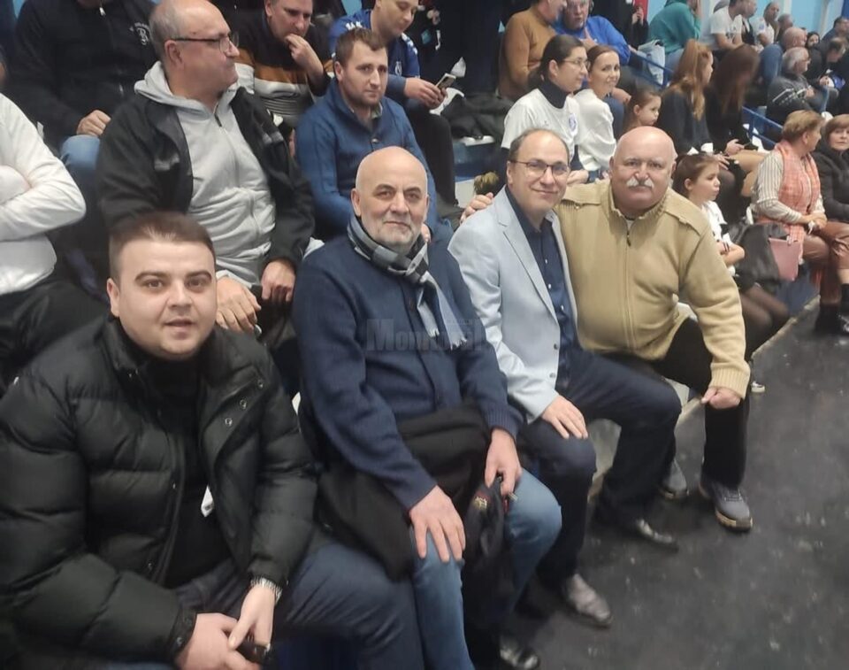 Alături de echipa de handbal CSU Suceava. Foto Adrian Pop