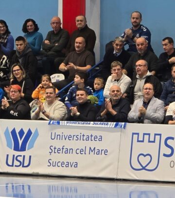 Alături de echipa de handbal CSU Suceava. Foto Marius Gabor