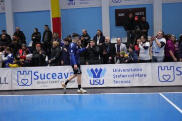 Alături de echipa de handbal CSU Suceava. Foto Marius Gabor