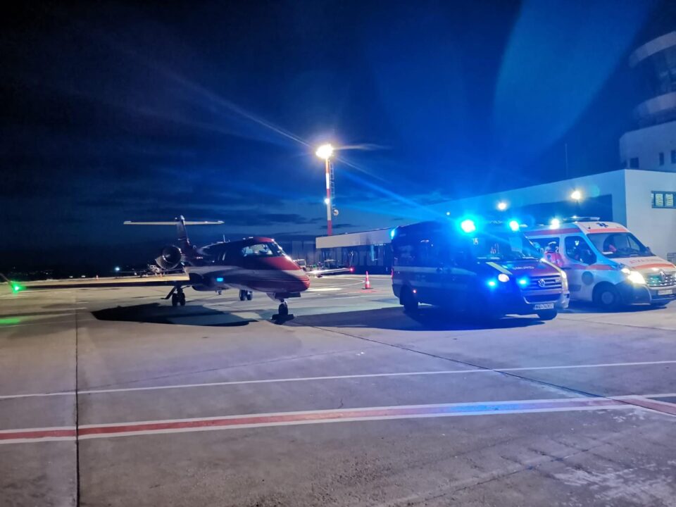 Două fetițe grav rănite de explozia unei butelii au fost transportate cu un avion SMURD de la Suceava la București