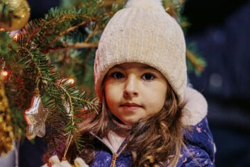 Peste 1.000 de cadouri împărțite de Moș Crăciun la „Bradul comunității”, la Rădăuți