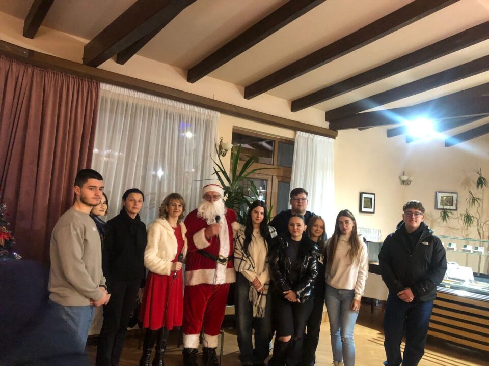 Zeci de copii cu dizabilități au primit daruri în cadrul acțiunii „Și tu poți fi Moș Crăciun”, ediția a XII-a, la Câmpulung Moldovenesc