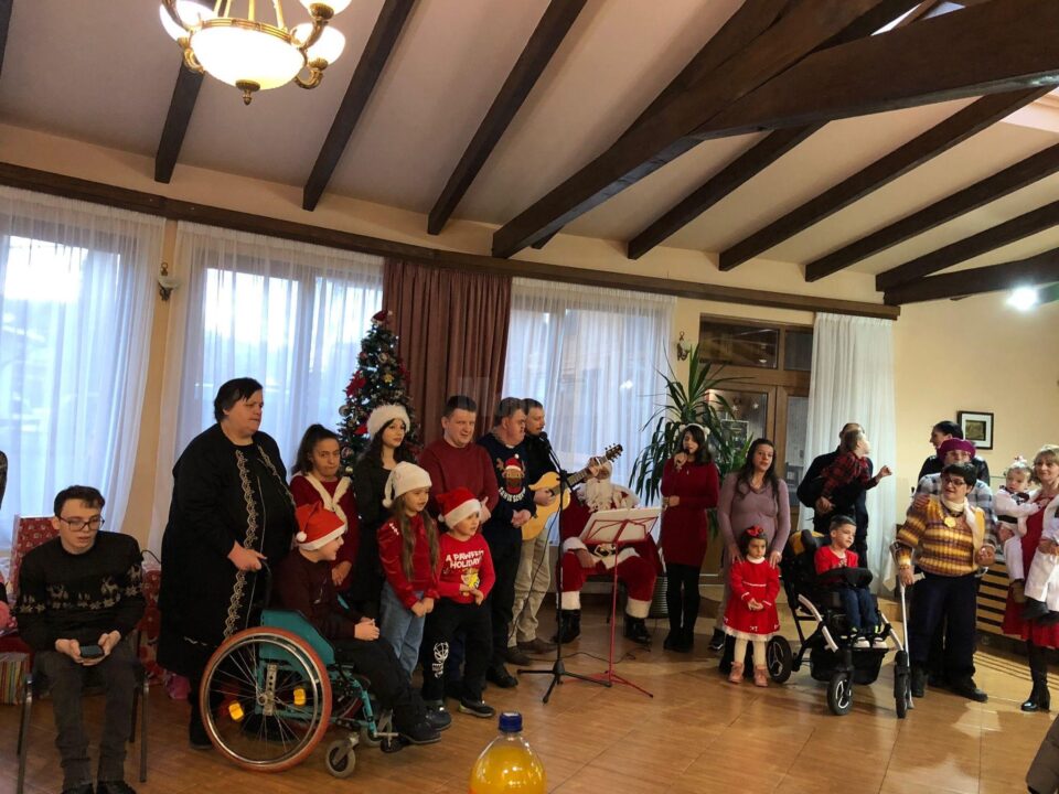 Zeci de copii cu dizabilități au primit daruri în cadrul acțiunii „Și tu poți fi Moș Crăciun”, ediția a XII-a, la Câmpulung Moldovenesc