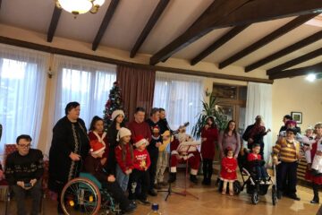 Zeci de copii cu dizabilități au primit daruri în cadrul acțiunii „Și tu poți fi Moș Crăciun”, ediția a XII-a, la Câmpulung Moldovenesc