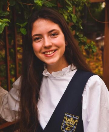 Rafaela Barac Bologa este elevă în clasa a XII-a, la Colegiul Național „Ștefan cel Mare” Suceava