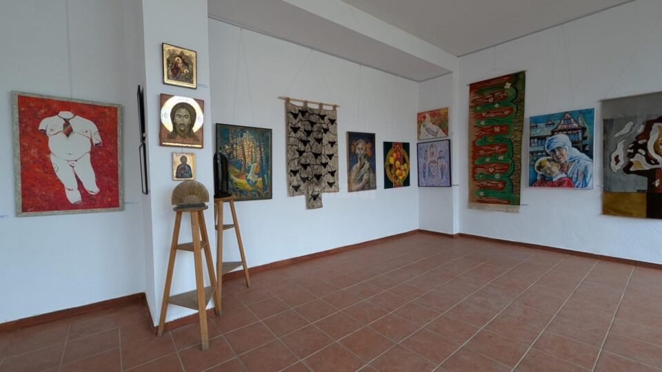 35 de artiști plastici au expus luni, 16 decembrie 2024, la Galeria de Artă „Ion Irimescu”