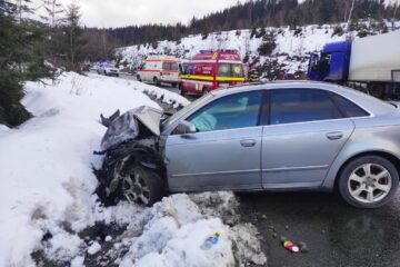 Accident între un tir și un autoturism, în urma căruia o persoană a fost rănită