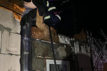 Incendiu la podul unei locuințe din Rădăuți, oprit înainte de a cuprinde două case