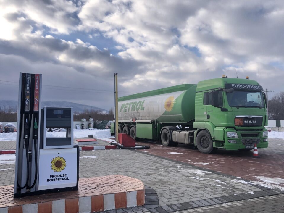 Compania Euro Tehnic distribuie en-gros carburanți, benzină, motorină și GPL, către alți retaileri de produse petroliere