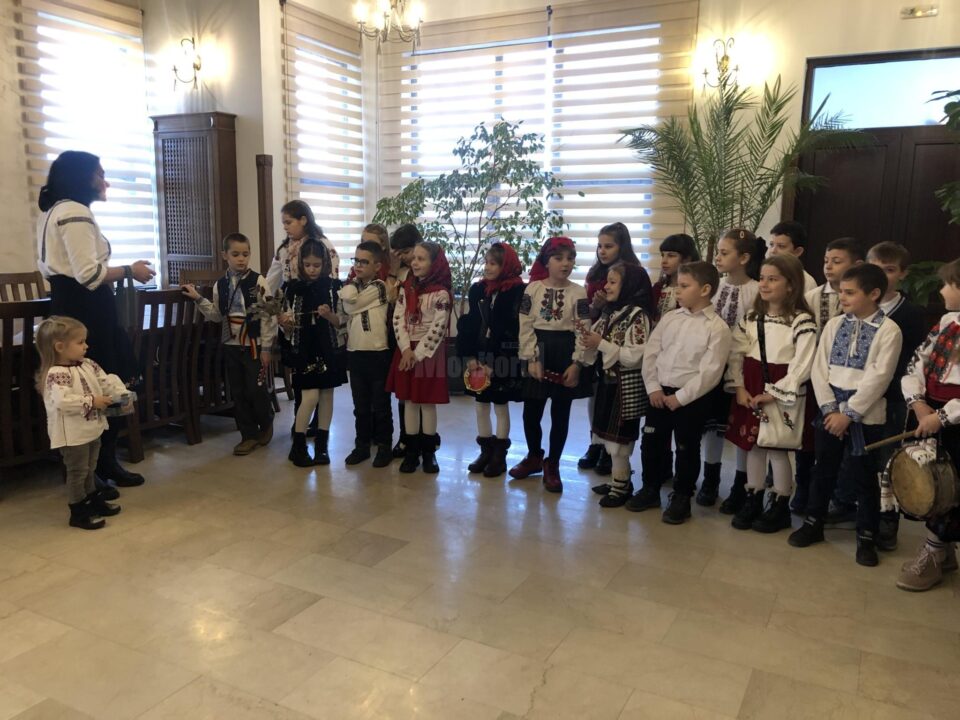 Angajații Primăriei Șcheia au fost colindați de elevii clasei a doua de la școala din Mihoveni