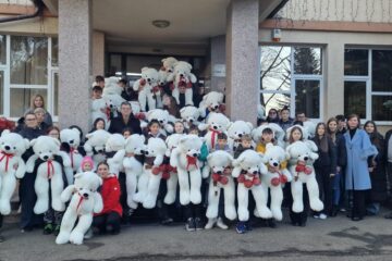 Urșii uriași de pluș, de la Colegiul „Spiru Haret”, au fost oferiți copiilor din centre plasament