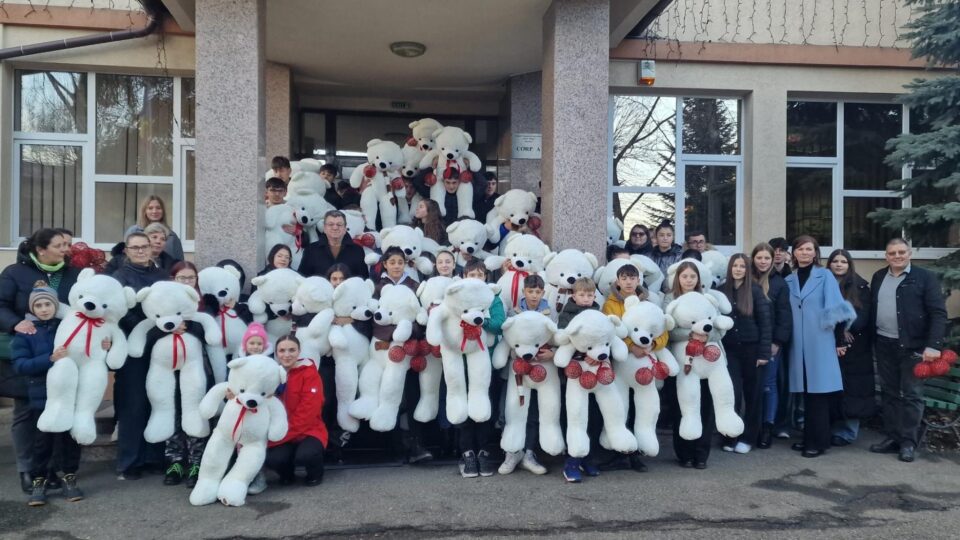 Urșii uriași de pluș, de la Colegiul „Spiru Haret”, au fost oferiți copiilor din centre plasament
