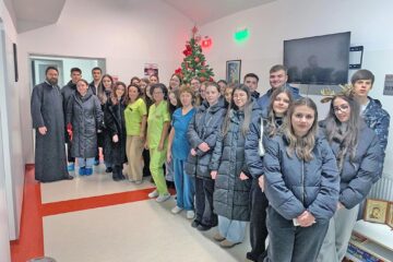 Tinerii ATOS i-au vizitat și i-au colindat pe bolnavii de la Secțiile de Oncologie și Îngrijiri Paliative de la Spitalul Județean de Urgență „Sfântul Ioan cel Nou” Suceava