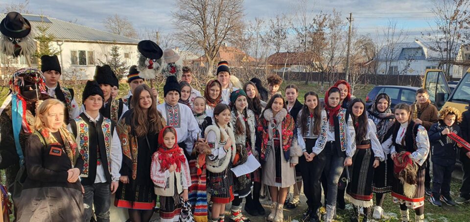 Pachete și cadouri muzicale oferite de copiii școlii din Bănești bătrânilor din trei centre sociale